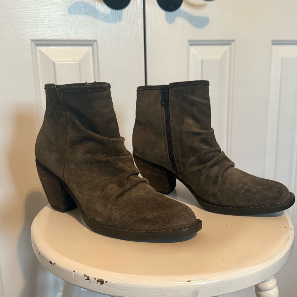 Born Suade Ankle Boots Women’s Size 8 Grayish Olive Brown- Excellent Condition